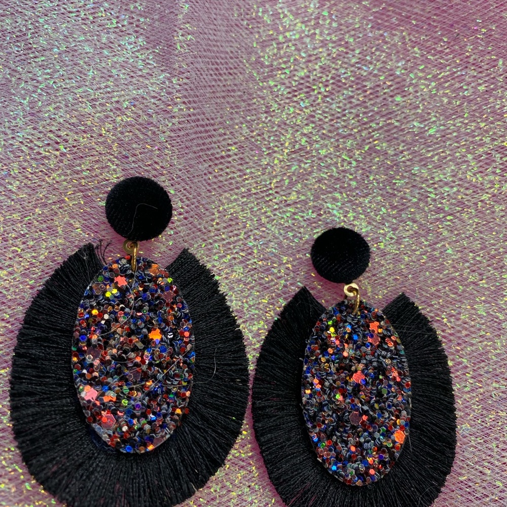 Beautiful BOUTIQUE EARRINGS ⭐️ - Picture 2 of 2